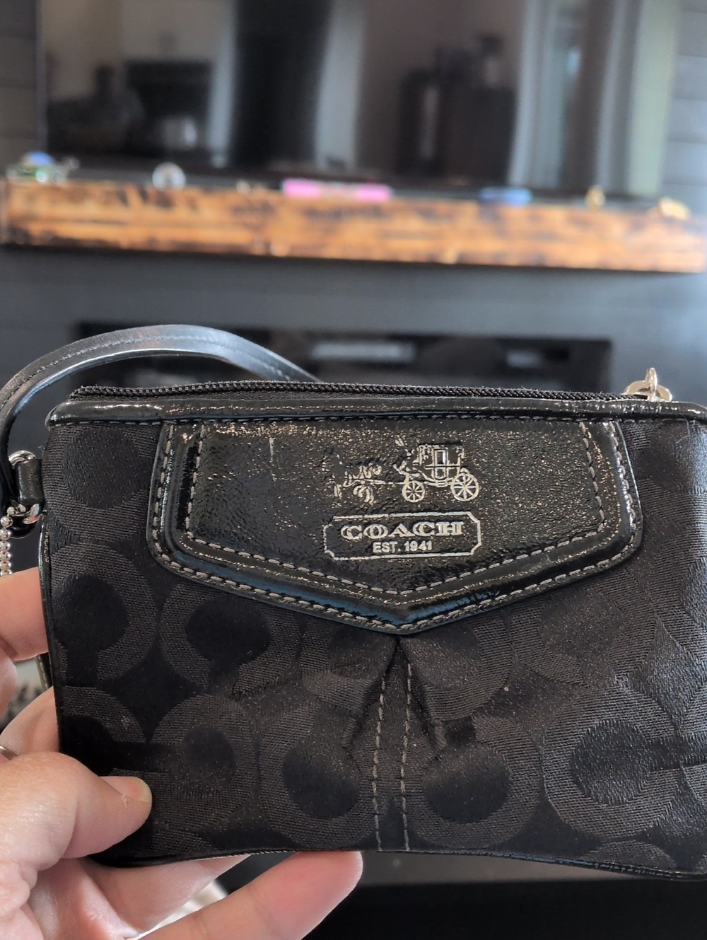 COACH SIGNATURE PLEATED WRISTLET
Black Jacquard  Patent Leather Horse & Carriage
